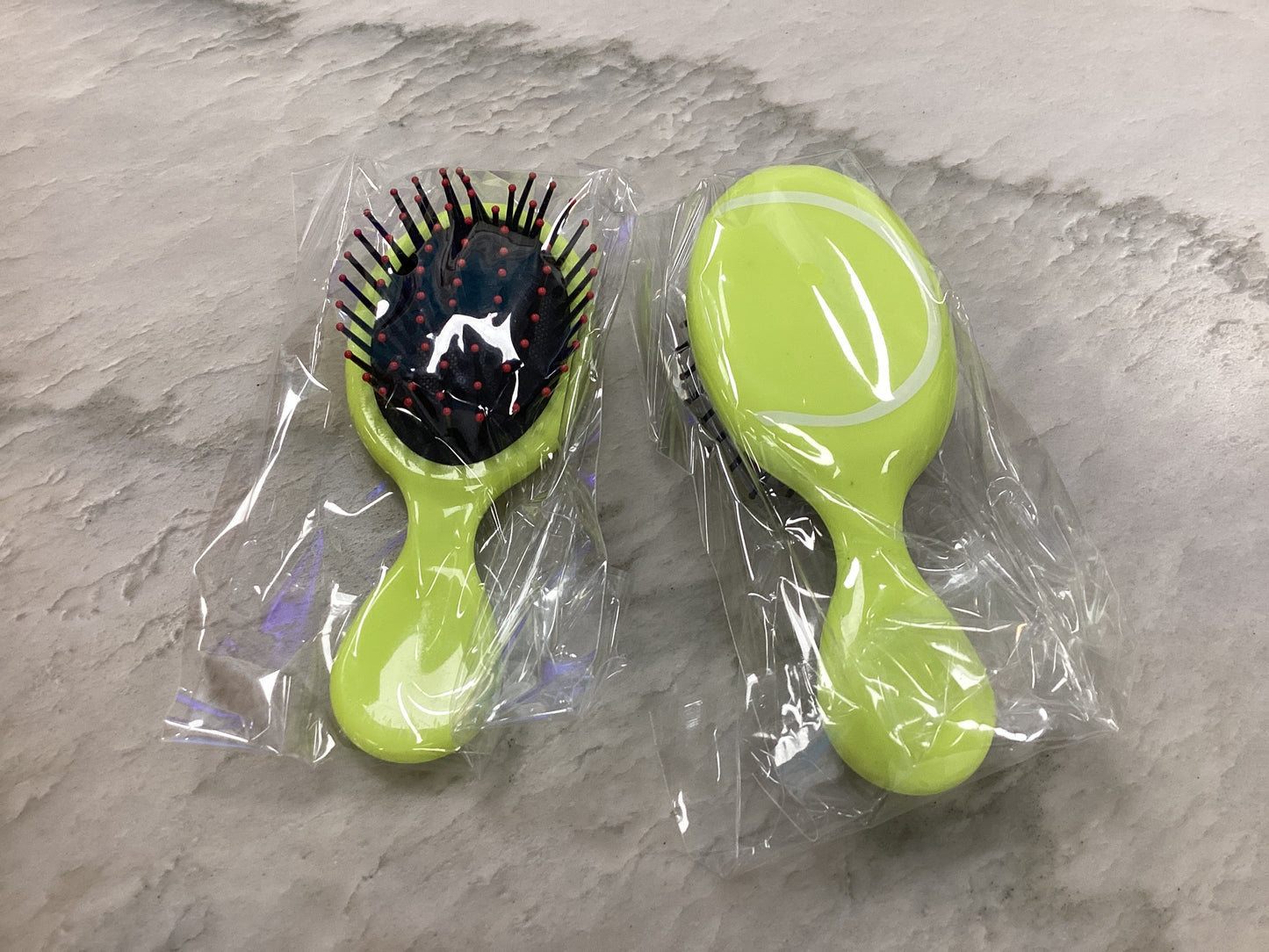 Tennis hair brush