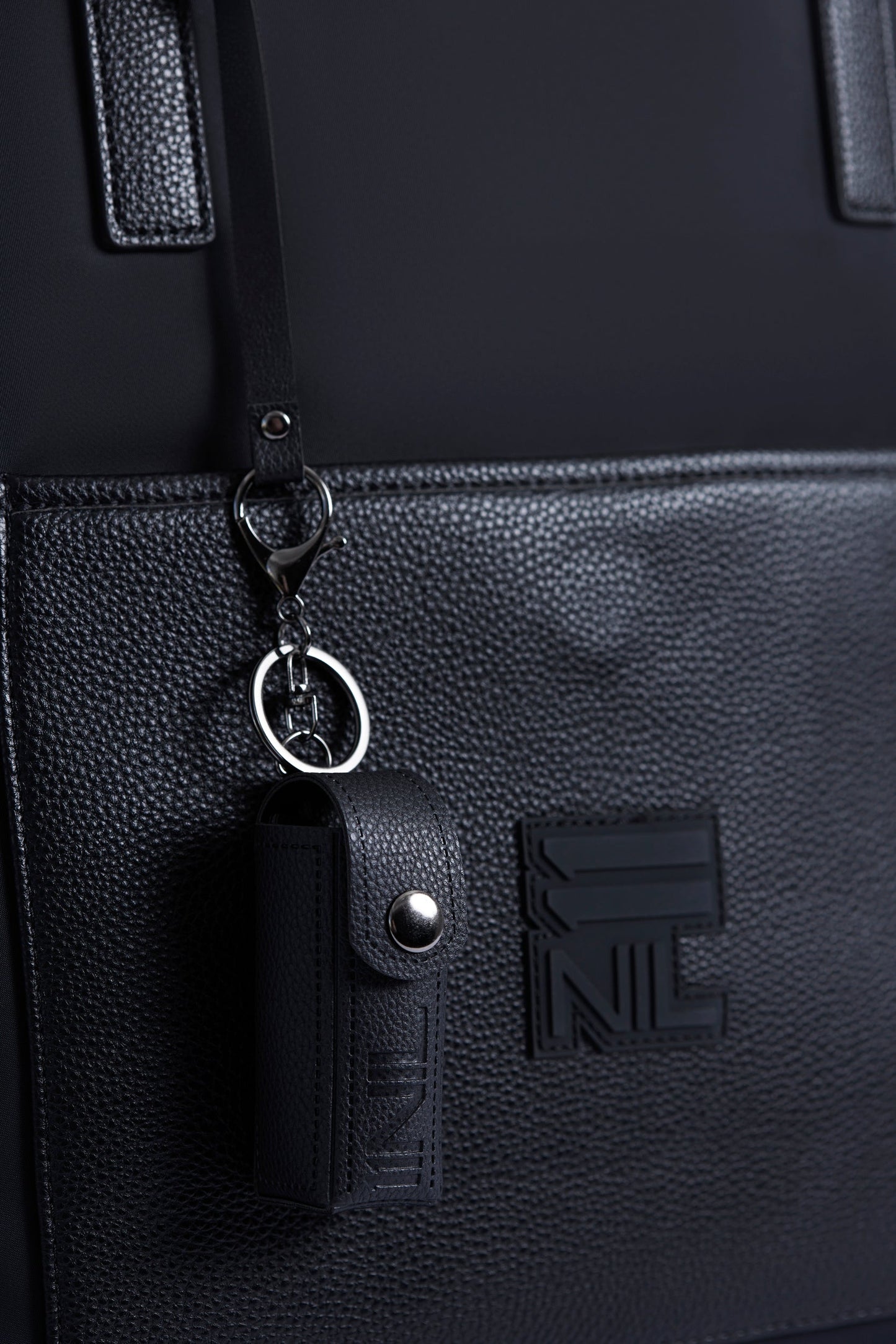 ON THE MOVE OVERSIZED TOTE BAG - BLACK