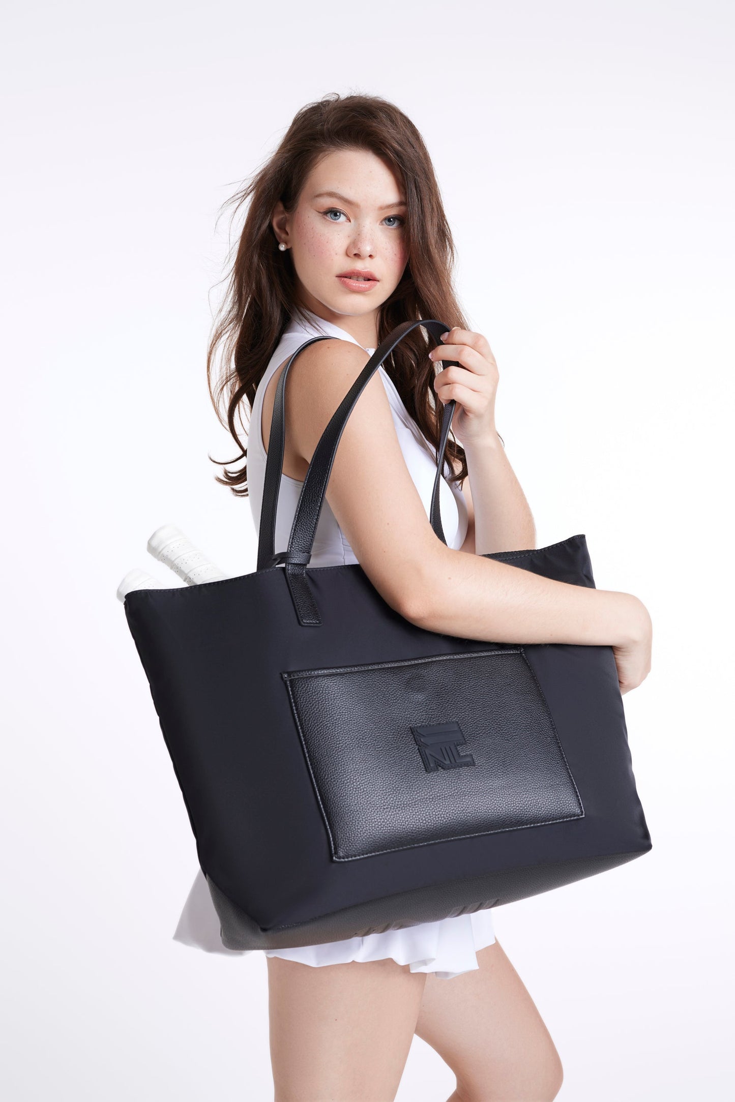 ON THE MOVE OVERSIZED TOTE BAG - BLACK