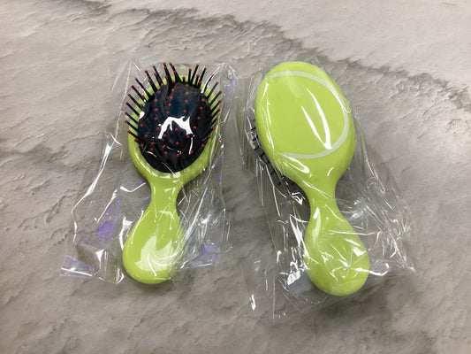 Tennis hair brush