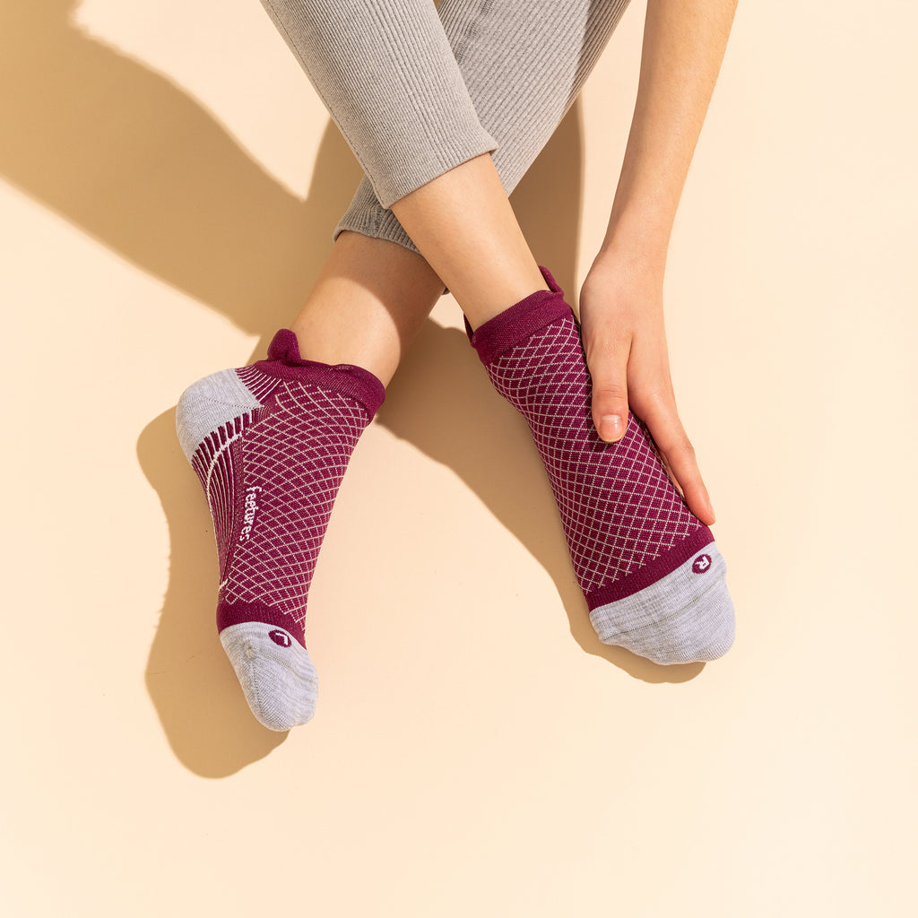 Feetures-Plantar Fasciitis Relief Sock Light Cushion No Show Tab